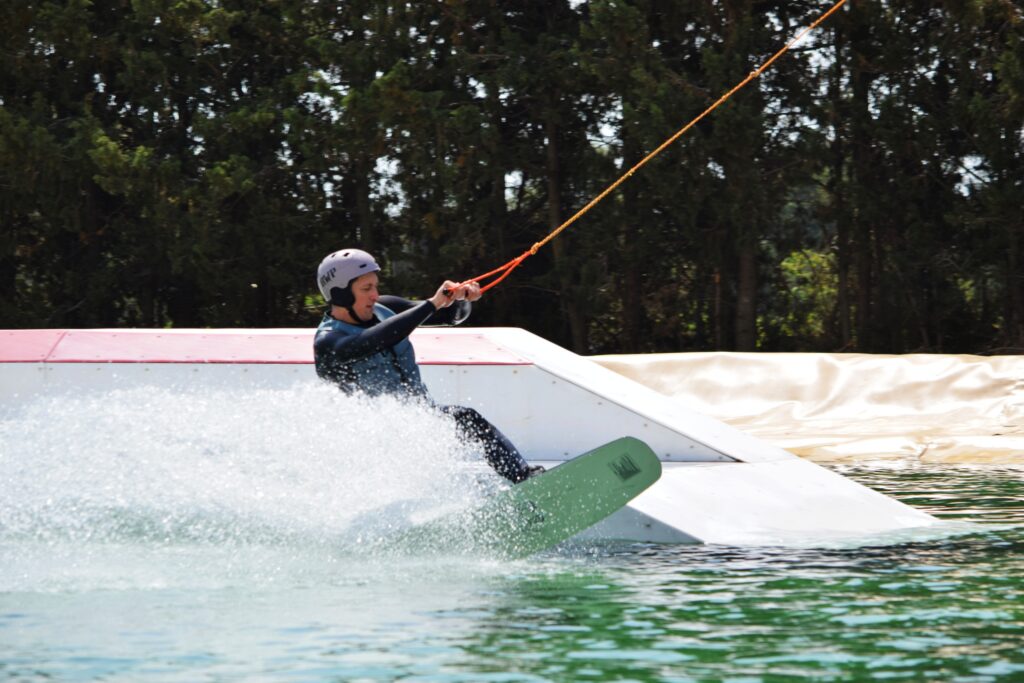 Wakeboarding millennial practicado wakeboard en un wakepark en España