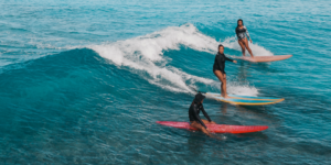 3 mujeres disfrutando del surf