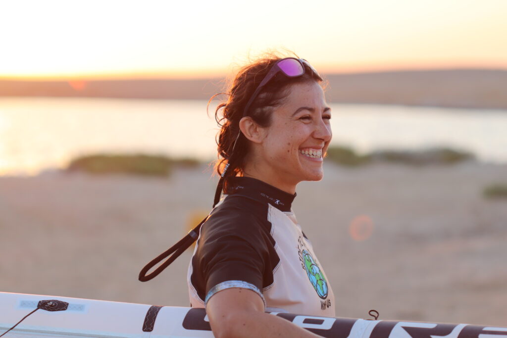 Emilia feliz sosteniendo un core kite en un kite spot en egipto